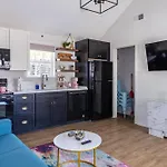Fenced In Backyard, 7 Minutes From Downtown 2 Bedroom