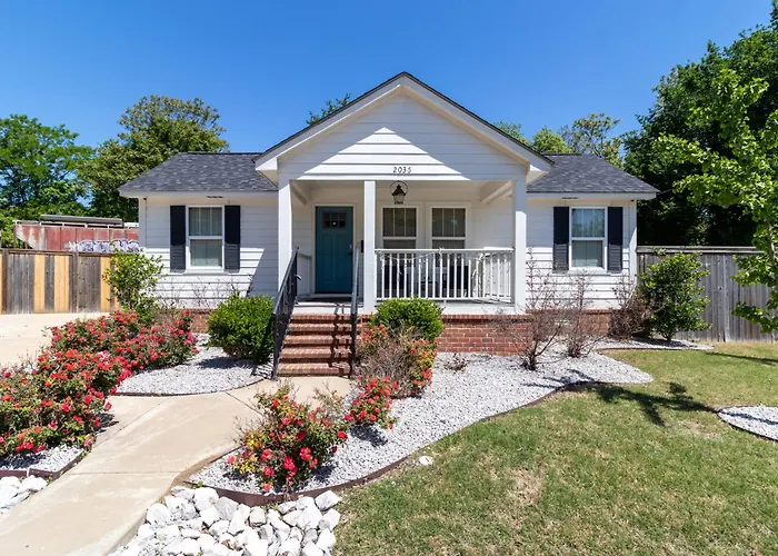 Fenced In Backyard, 7 Minutes From Downtown 2 Bedroom