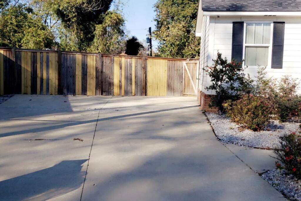 Fenced In Backyard, 7 Minutes From Downtown 2 Bedroom Holiday home Memphis