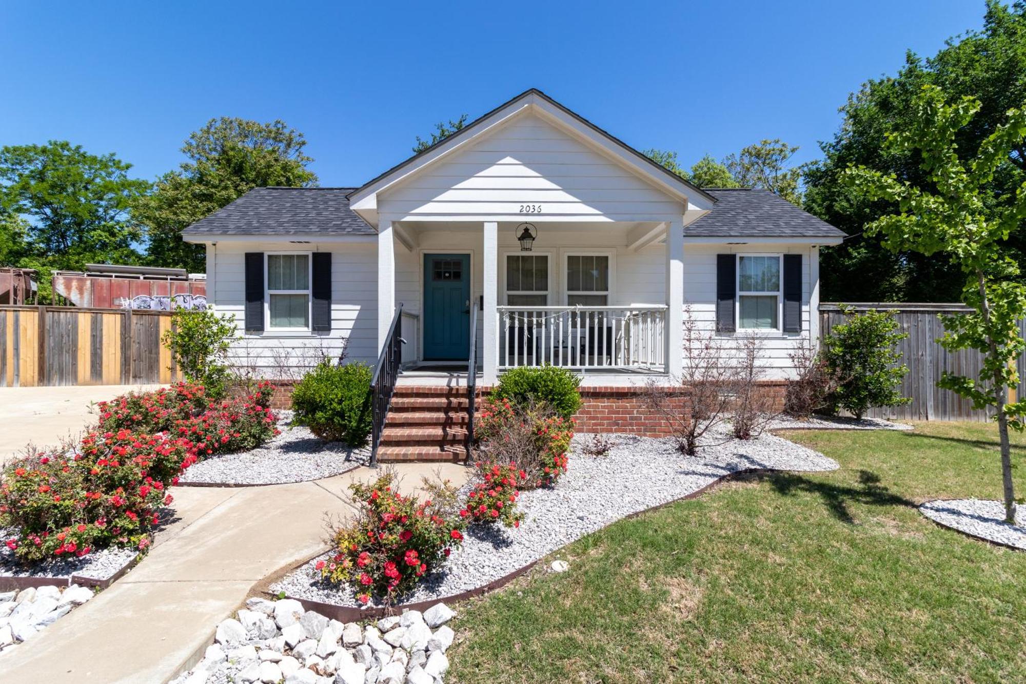 Holiday home Fenced In Backyard, 7 Minutes From Downtown 2 Bedroom *